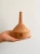 Drewniany stempel do ciastek MoodForWood z pięknie grawerowanym wzorem dekoracyjnym. Zaprojektowany, aby za każdym razem tworzyć idealnie wytłoczone domowe ciasteczka z wyraźnymi detalami i eleganckim wykończeniem.