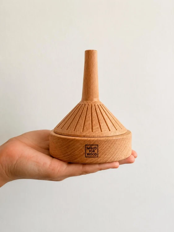 Drewniany stempel do ciastek MoodForWood z pięknie grawerowanym wzorem dekoracyjnym. Zaprojektowany, aby za każdym razem tworzyć idealnie wytłoczone domowe ciasteczka z wyraźnymi detalami i eleganckim wykończeniem.