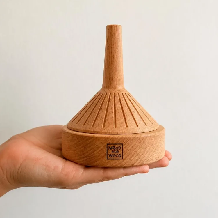 Drewniany stempel do ciastek MoodForWood z pięknie grawerowanym wzorem dekoracyjnym. Zaprojektowany, aby za każdym razem tworzyć idealnie wytłoczone domowe ciasteczka z wyraźnymi detalami i eleganckim wykończeniem.