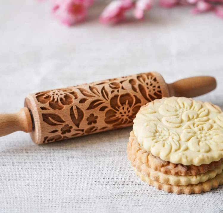 Mini embossing rolling pin with vintage flowers design