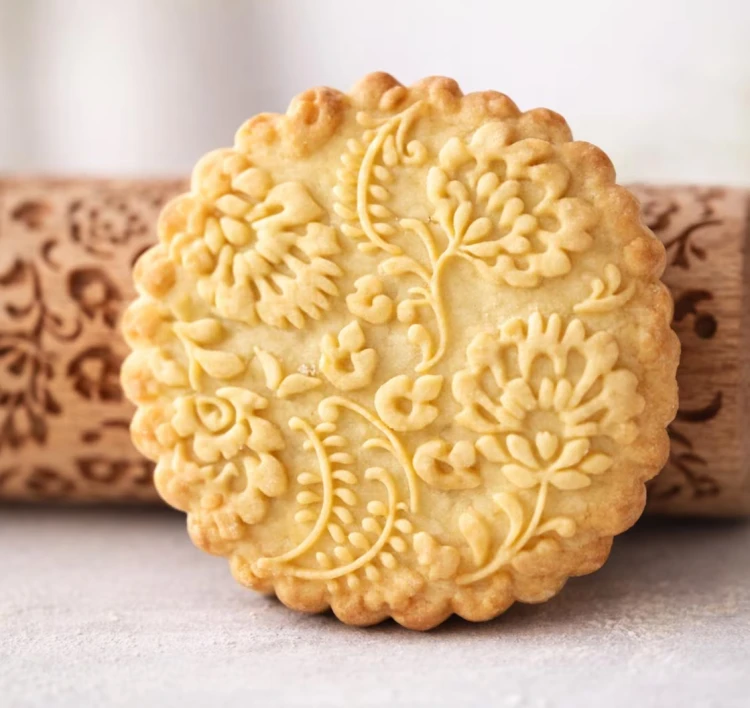 grawerowany-walek-do-ciasta-lowicki-folk-zblizenie-ciastka