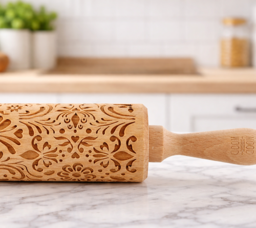 grawerowany-walek-do-ciasta-rosemaling-zblizenie-graweru