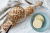 grawerowany-walek-do-ciasta-aparaty-vintage-zblizenie-z-lupa