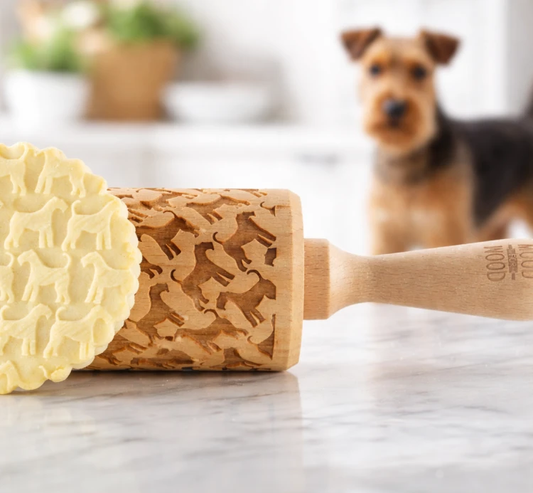 grawerowany-walek-do-ciasta-airedale-psy-z-psem-w-tle