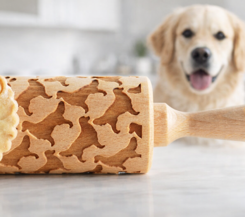 grawerowany-walek-do-ciasta-golden-retriever-z-psem-w-tle