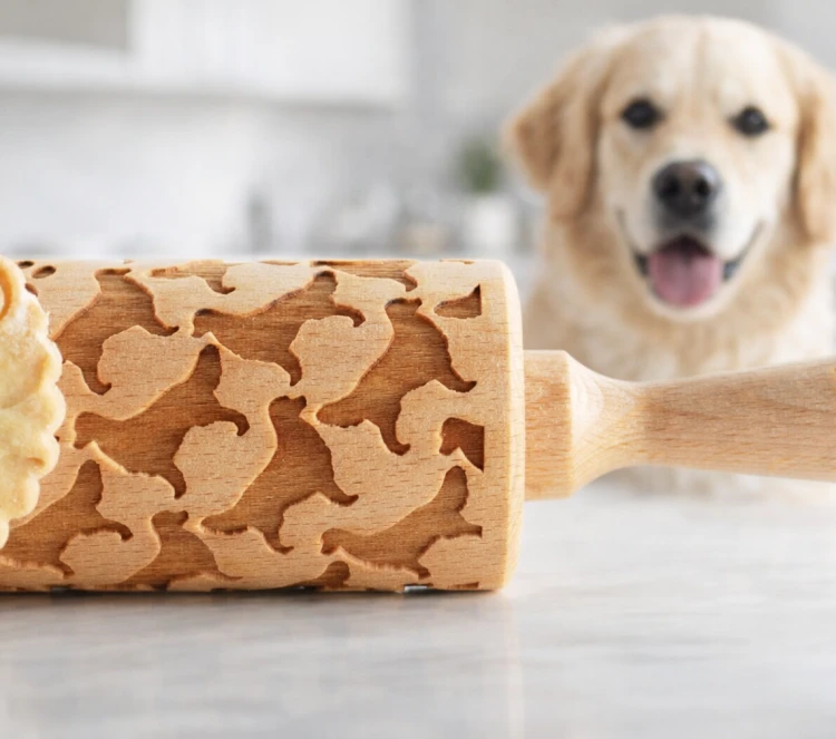 grawerowany-walek-do-ciasta-golden-retriever-z-psem-w-tle