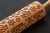 grawerowany-walek-do-ciasta-piraci-zblizenie-grawerowanego-cylindra
