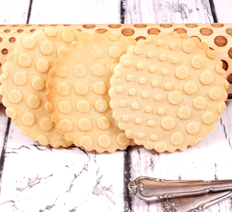 Beech decorative rolling pin with deep engraving for cookies