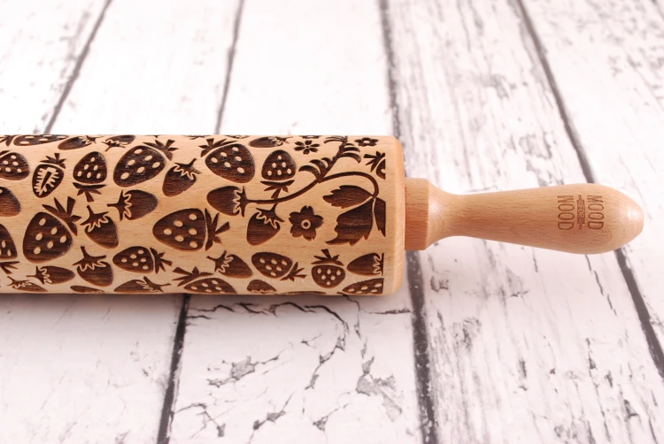 Laserowo grawerowany wałek do ciasta w truskawki - od Mood for Wood